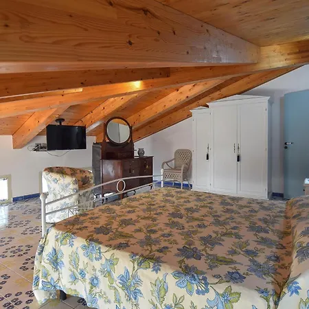 1 Bedroom Gorgeous In Santa Maria Di Castell Διαμέρισμα *